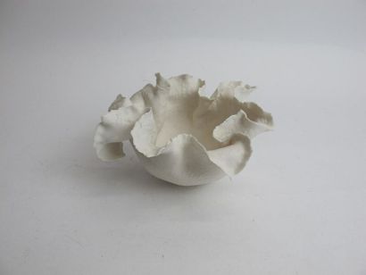 null RIEHL Alice (née en 1970)
Coupe fleur sur talon en porcelaine émaillée blanc...