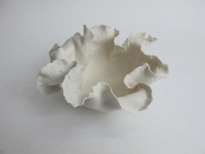 null RIEHL Alice (née en 1970)
Coupe fleur sur talon en porcelaine émaillée blanc...