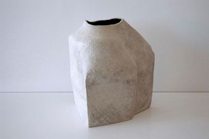 null DEBRIL Claire (née en 1927) 
Vase asymétrique en terre cuite épaulement et décor...