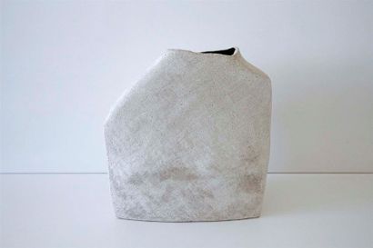 null DEBRIL Claire (née en 1927) 
Vase asymétrique en terre cuite épaulement et décor...