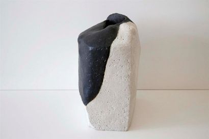 null DEBRIL Claire (née en 1927) 
Vase polygonal à ouverture déchirée en terre cuite...