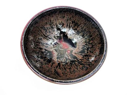 null HAIR Charles (born 1955) Porcelain
bowl with black enamel and ox blood decoration....