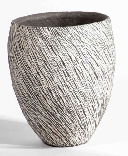 null HIS Agnès (b. 1954)
"Straw" 
Vase with ovoid body in black stoneware with white...