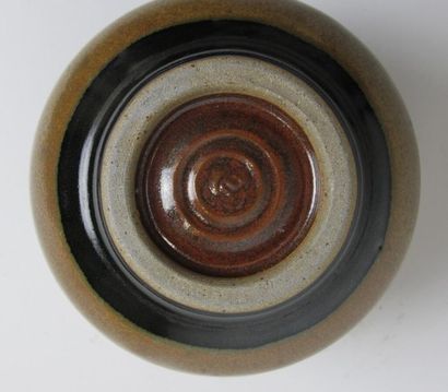 null GROUITCH Leïlah (born in 1945)
Small cup on a brown enamelled stoneware pedestal,...