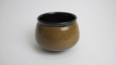 null GROUITCH Leïlah (born in 1945)
Small cup on a brown enamelled stoneware pedestal,...