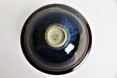 null GARRAY Dany (born 1963) Hollow
bowl in blue and brown iridescent enamelled stoneware.
Signed
D....
