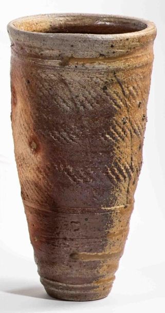 null ROUSSEAU Hervé (né en 1955)
Vase conique en grès à décor d'empreintes de résilles...
