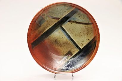 null CHARNAUX -GUILLAUME Claudie (née en 1945) 
Assiette en grès partiellement émaillée...