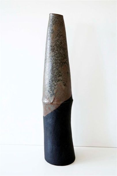 null DEBRIL Claire (née en 1927) 
Vase fuselé à ressaut central en terre cuite bicolore...