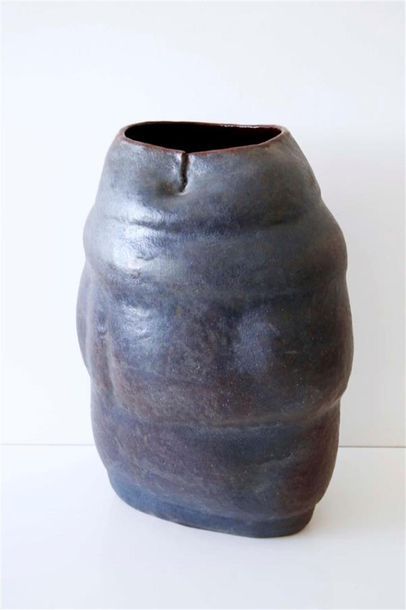 null DEBRIL Claire (née en 1927) 
Vase ovoïde à panse bosselée en terre cuite décorée...