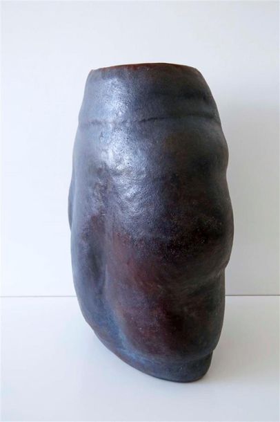 null DEBRIL Claire (née en 1927) 
Vase ovoïde à panse bosselée en terre cuite décorée...