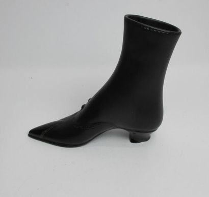 null CHAMBOST Pol (1906-1983) Elegant 
shoe with ceramic heel and black glazed cover....