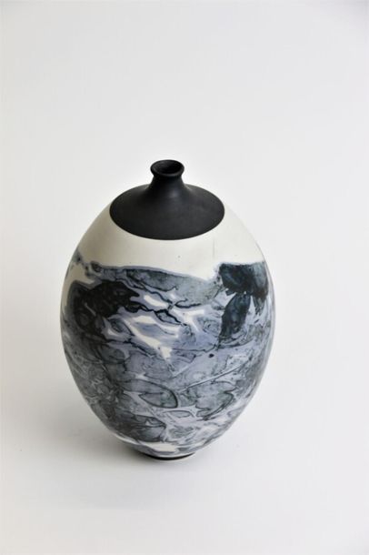 null SPITTERS Ardine (née en 1963)
Vase ovoïde à petit col cintré en porcelaine à...