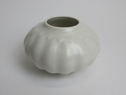 null GROUITCH Leïlah (née en 1945)
Vase pansu à larges côtes en porcelaine émaillée...