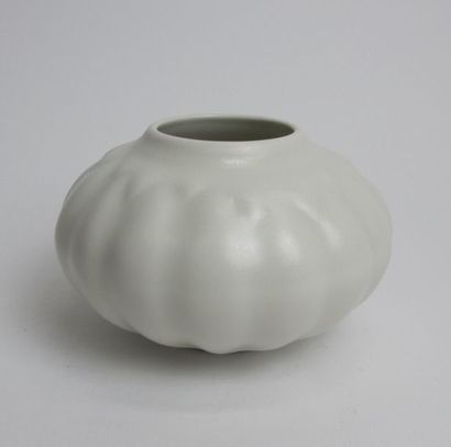 null GROUITCH Leïlah (née en 1945)
Vase pansu à larges côtes en porcelaine émaillée...