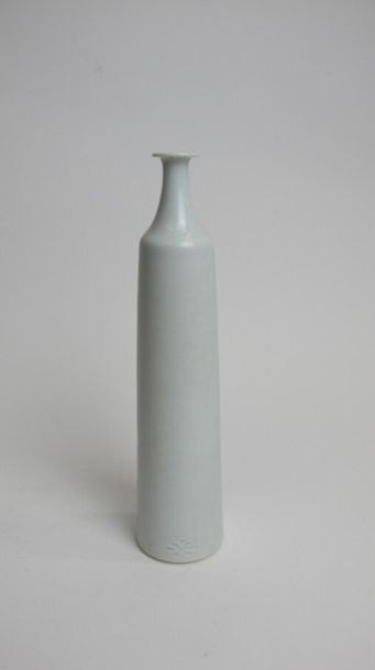 null DEBLANDER Robert (1924-2010) 
Vase fuselé à col resserré et bord aplati en porcelaine...