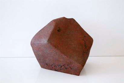 null DEBRIL Claire (née en 1927) 
Vase polyèdre en terre cuite engobée rouge brique....