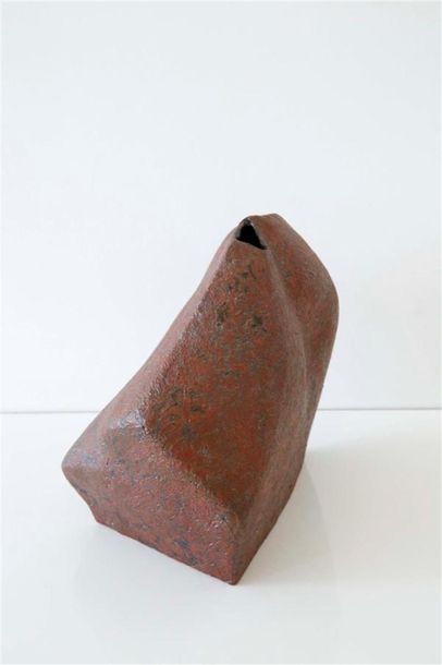 null DEBRIL Claire (née en 1927) 
Vase polyèdre en terre cuite engobée rouge brique....