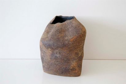 null DEBRIL Claire (née en 1927)
Vase asymétrique à ouverture déchirée en terre cuite...