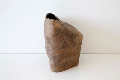 null DEBRIL Claire (née en 1927)
Vase asymétrique à ouverture déchirée en terre cuite...