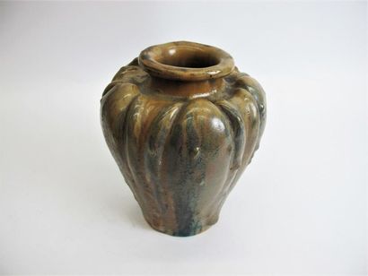 null WOLF Jules
Pansu vase with ribbed body in beige-green enamelled stoneware. 
Signature...