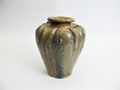 null WOLF Jules
Pansu vase with ribbed body in beige-green enamelled stoneware. 
Signature...