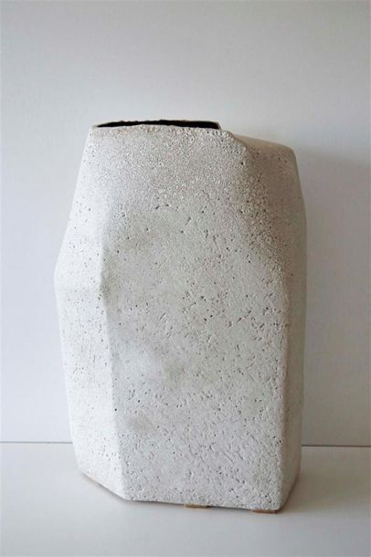 null DEBRIL Claire (née en 1927) 
Vase asymétrique bosselé en terre cuite à décor...
