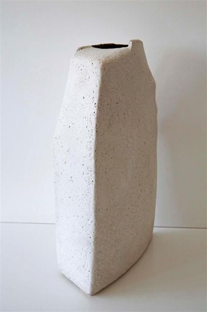 null DEBRIL Claire (née en 1927) 
Vase asymétrique bosselé en terre cuite à décor...