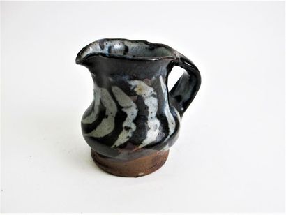 null KJAERSGAARD Anne (1933-1990) Stoneware
jug with stylized decoration partially...