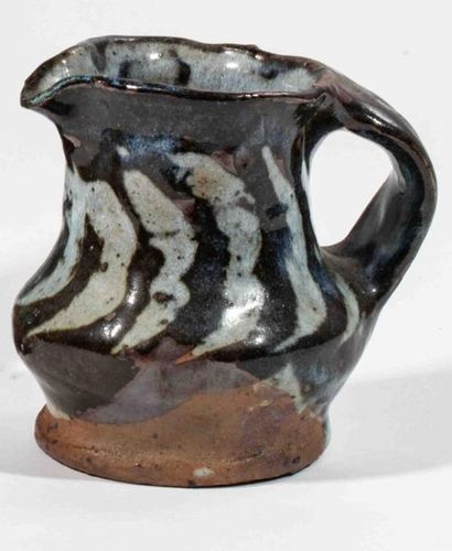 null KJAERSGAARD Anne (1933-1990) Stoneware
jug with stylized decoration partially...