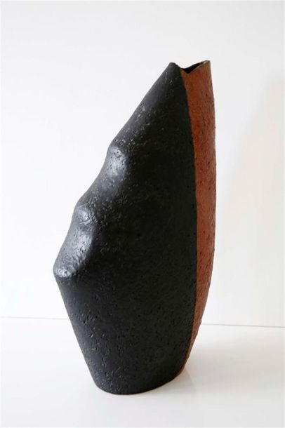 null DEBRIL Claire (née en 1927) 
Vase asymétrique à panse aplatie en terre cuite...