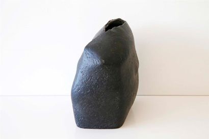 null DEBRIL Claire (née en 1927) 
Vase asymétrique et bosselé en terre cuite à décor...