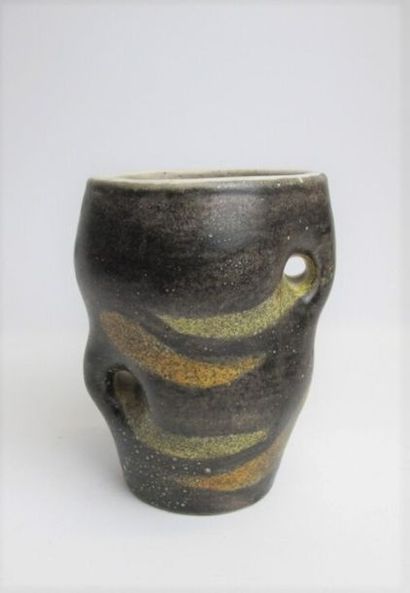 null JOLAIN Mado (née en 1921) (attribué à)
Vase de forme libre en céramique émaillée...