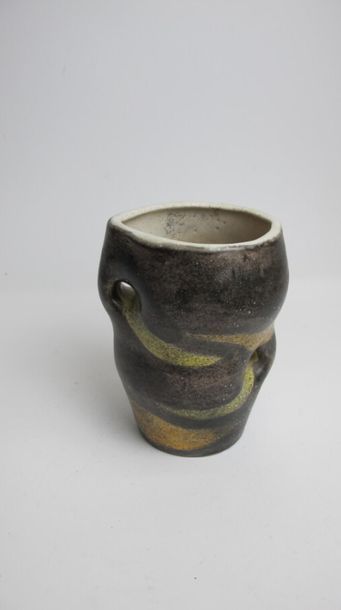 null JOLAIN Mado (née en 1921) (attribué à)
Vase de forme libre en céramique émaillée...