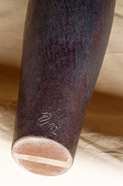 null DEBRIL Claire (née en 1927) 
Vase piriforme à panse aplatie en terre cuite à...