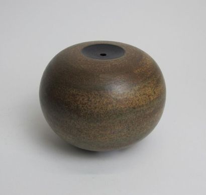 null LACHENY Jacques (né en 1937)
Vase boule en grès à décor émaillé brun et vert,...