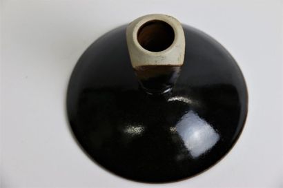 null LEBRUN Thérèse (born in 1956) Circular
cup on four-sided black enamelled stoneware...
