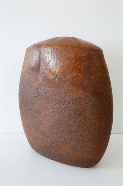 null DEBRIL Claire (née en 1927) 
Sculpture galet ovoïde en terre cuite à panse aplatie...