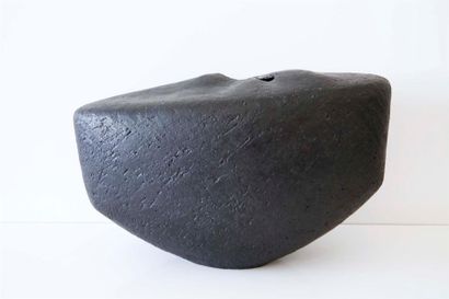 null DEBRIL Claire (née en 1927) 
Vase en terre cuite en demi-sphère à panse aplatie...