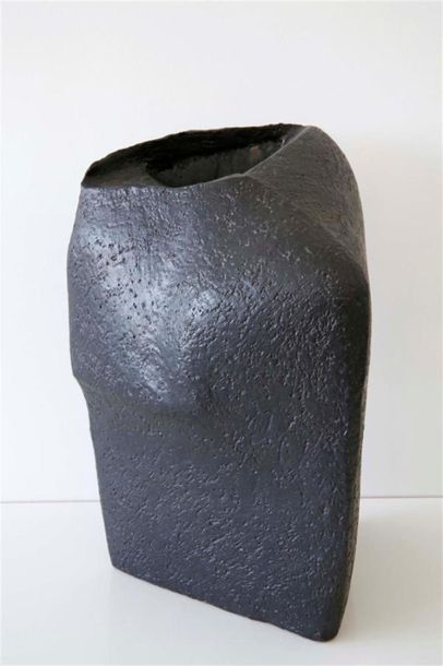 null DEBRIL Claire (née en 1927) 
Vase en terre cuite à trois pans bosselés et décor...