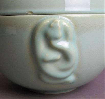 null de BAYSER Emmanuel
Pot couvert en porcelaine à glaçure céladon, prises en forme...
