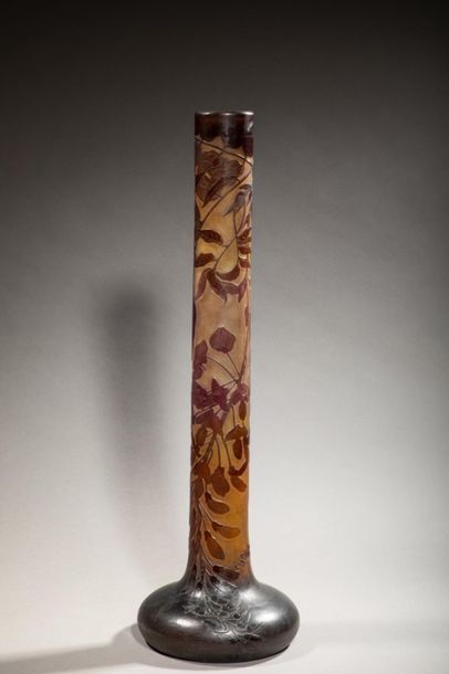 null Emile GALLE (1846-1904)
Grand vase à col tubulaire et base aplatie en verre...
