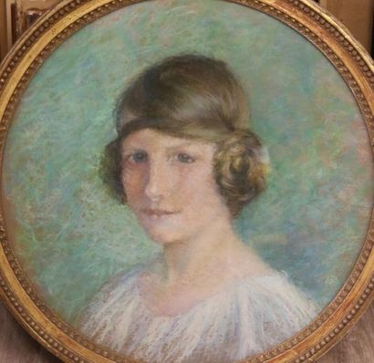 null Modern school circa 1920
Round portrait of a woman
Pastel on paper in a gilded...