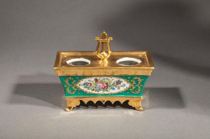 null PARIS 19th century.
Porcelain inkwell with two compartments decorated in a cartouche...