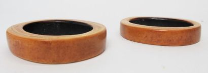 null BAMILEKE - CAMEROUN	
Paire de bracelets en ivoire à belle patine ancienne brun...