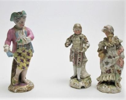 null ALLEMAGNE XIXème siècle
Trois statuettes en porcelaine à décor polychrome réhaussées...