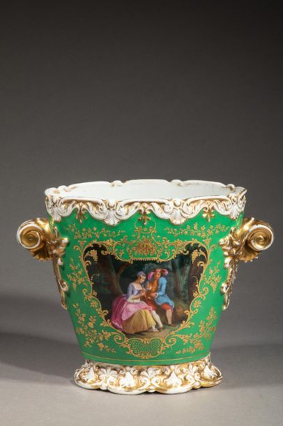 null PARIS XIXème siècle
Cache-pot à deux anses en porcelaine à décor peint dans...