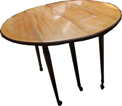 null Table demi-lune à abattants en bois clair, elle repose sur six pieds fuselés...