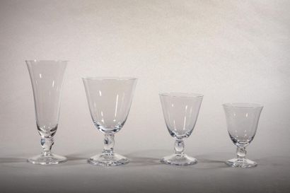null DAUM
Service de verre en cristal modèle Orval comprenant :
12 verres à eau,...