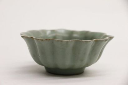 null CHINE, époque Ming (1368-1644)
Petit bol en grès porcelaineux en forme de fleur...
